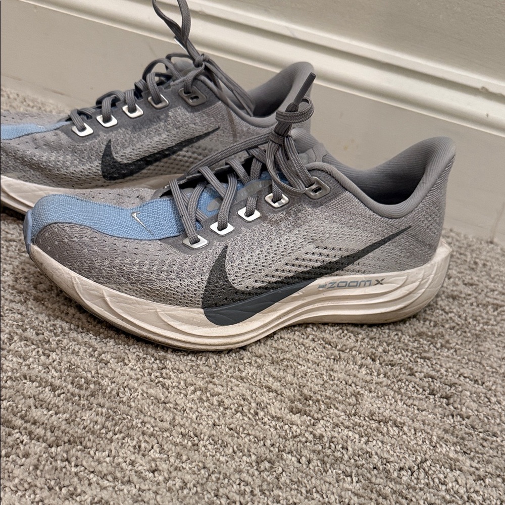 Nike Women's Athletic Shoes in Gray and Light Blue
